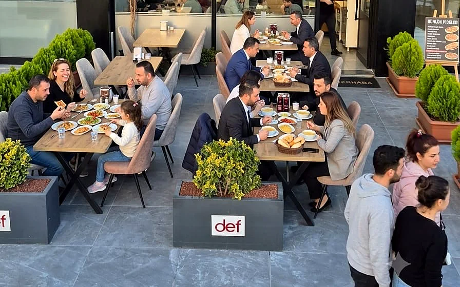 Pidora açık hava terasında aileler pide yiyor